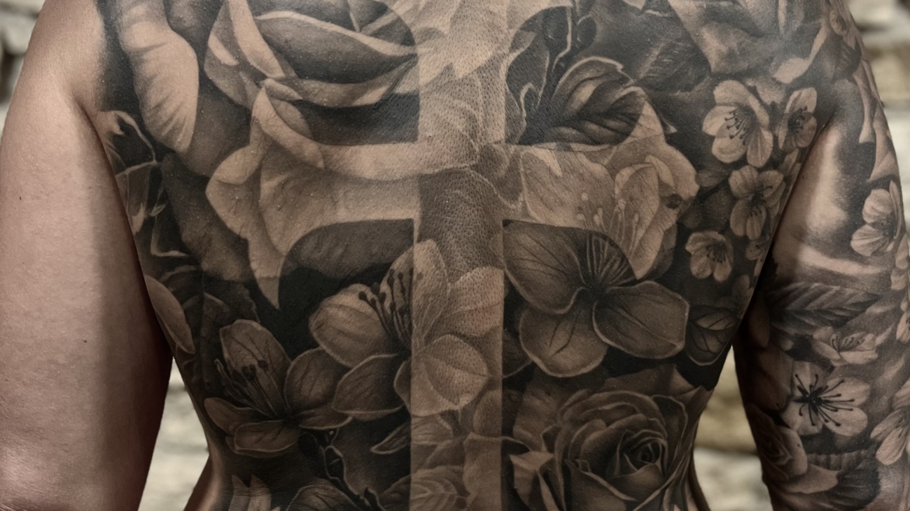 681-tattoo-lyon-tatoueur-angel-mihov-realiste-dos-floral-fleur-1-scaled