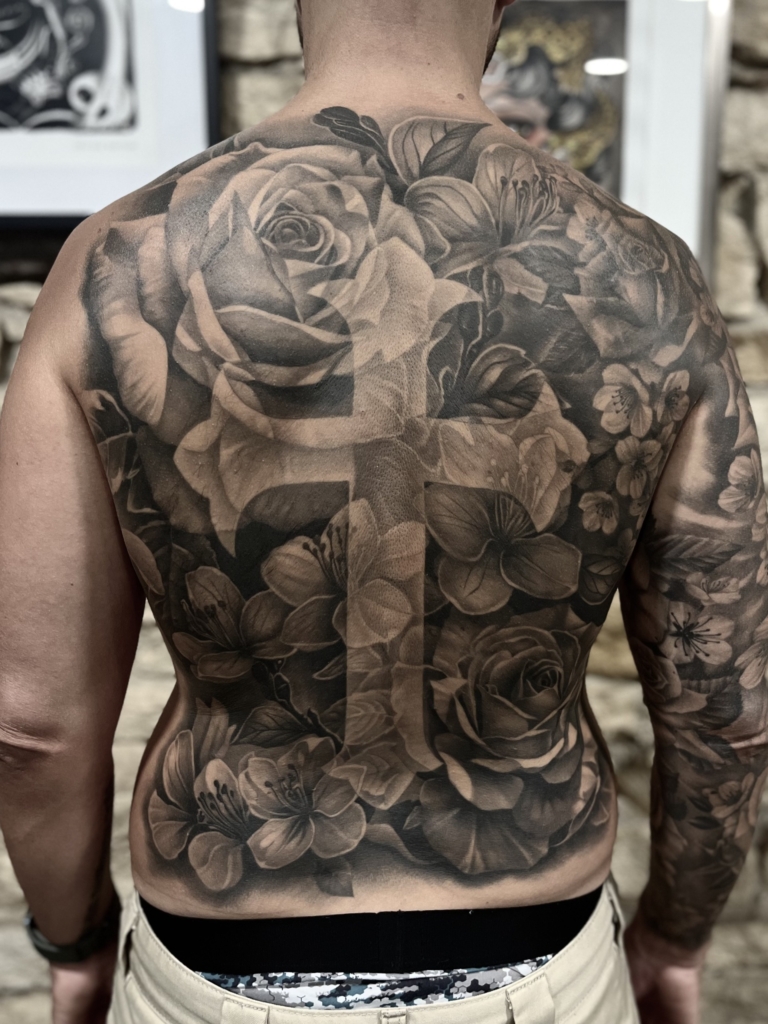 681-tattoo-lyon-tatoueur-angel-mihov-realiste-dos-floral-fleur-1-scaled